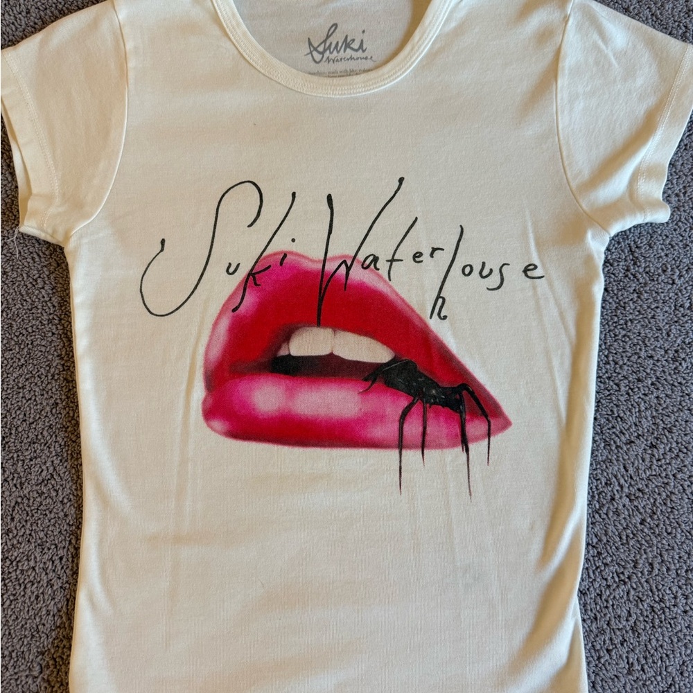 Suki Waterhouse Graphic Baby Tee